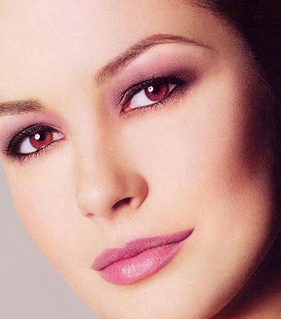 ماكياج كاثرين زيتا جونز الزهري الناعم