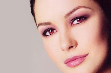 ماكياج كاثرين زيتا جونز الزهري الناعم