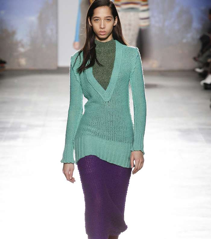 التنورة الصوفية السكيني كع الكنزة الصوفية بياقة الـ V فوق الكنزة العادية بالياقة العالية من Missoni لشتاء 2018