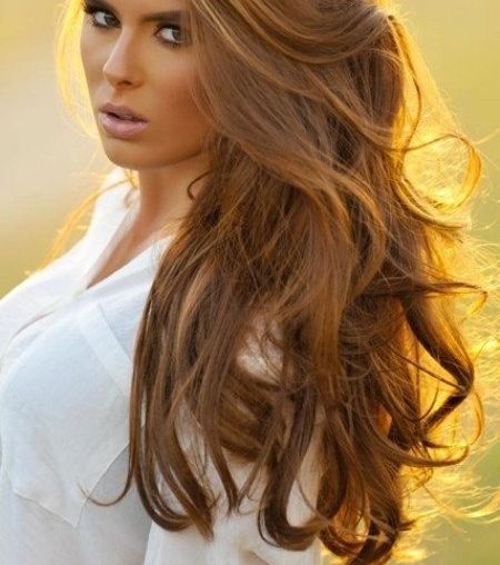 الشعر الكستنائي مع الخصل الذهبية!