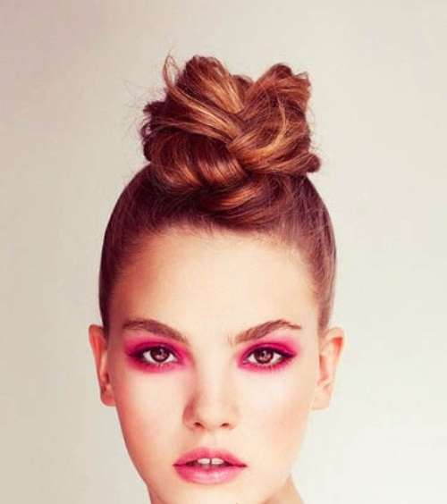 كعكة الضفيرة العالية والطبيعية تزيّن إطلالتك