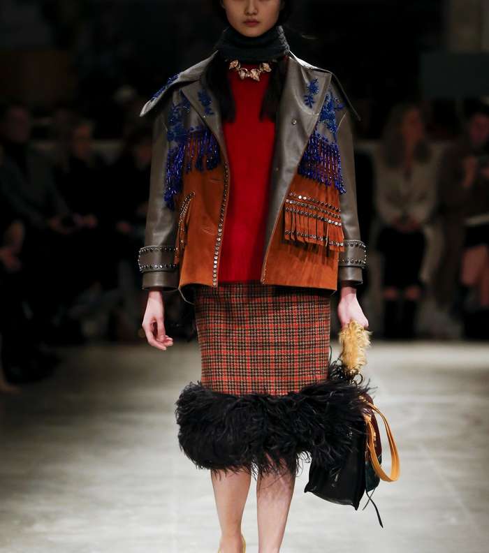 التنورة المقطعة والمزينة بالريش في اسفلها من برادا لشتاء 2018