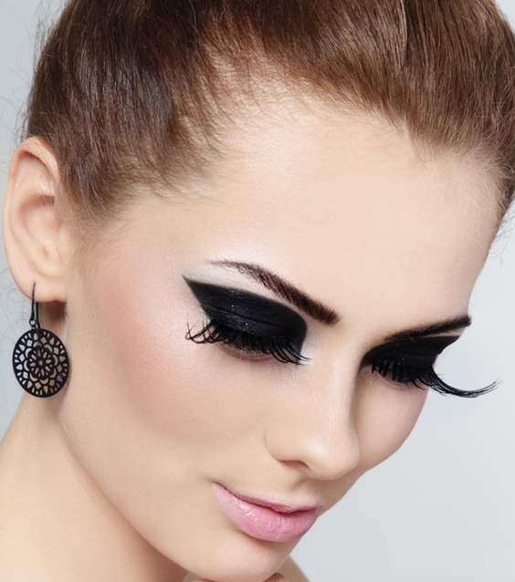 الرموش المستعارة تناسب مكياجك الأسود