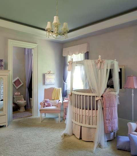 غرفة طفلة صغيرة باللّون الزهري، الأبيض والرمادي