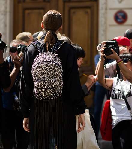 حقيبة ظهر بموضة الترتر في شوارع باريس في اليوم الرابع من اسبوع الازياء الراقية الباريسي