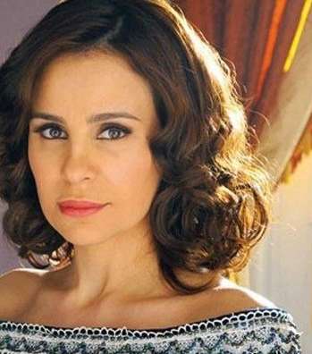 كارول تتبنّى إطلالات صباح