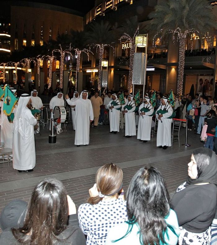 رقصة الشرطة في دبي مول DSF 2013