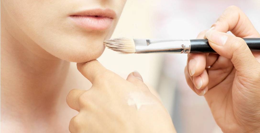 تقوية كريم الأساس او الكونسيلر في المنطقة المحيطة بالشفتين