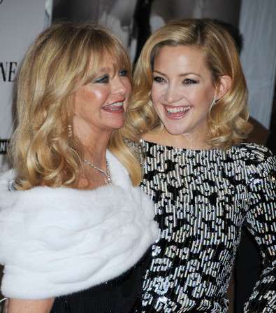 الضحكة الشهيرة رفيقة كايت هدسون ووالدتها