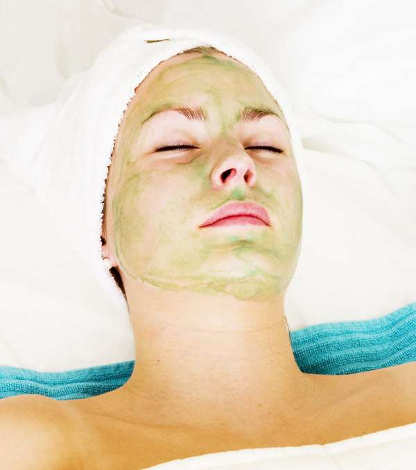 تحضير الخلطات والماسكات للتأكد من الحصول على بشرة نضرة ومتألقة يوم الزفاف