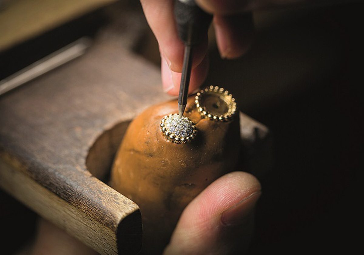 تقنيات عالية في صناعة المجوهرات لدى فان كليف اند اربلز