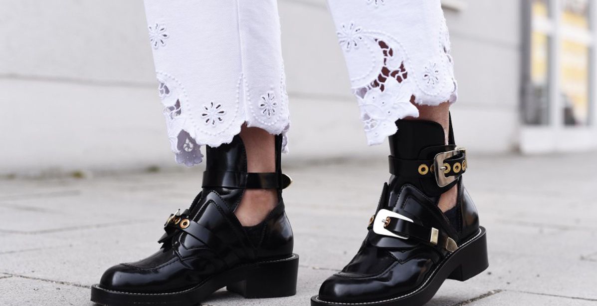 حذاء الكاحل الحزام من بلانسياغا من اشهر الجزم في عالم الموضة