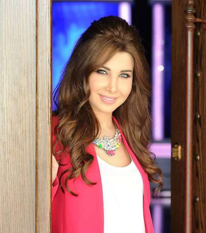 صور تساريح نانسي عجرم لإطلالة ناعمة وملفتة