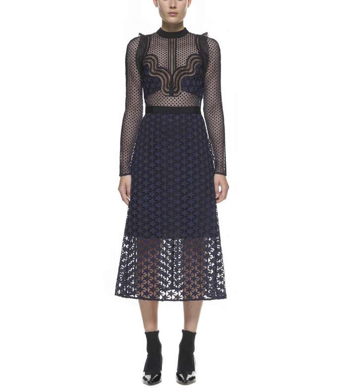 الفستان بموضة الدانتيل وقماش الشبك من مجموعة Self Portrait resort 2017