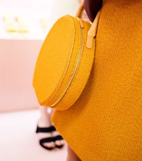 حقائب مدورة من Mansur Gavriel لصيف 2016 من اسبوع الموضة في نيويورك