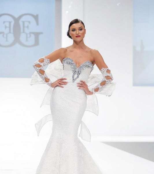 عواطف إمرأة مع  Point Glamour Fashion  
