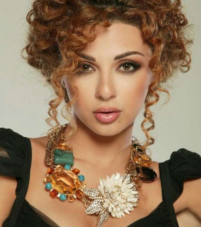 تسريحة الشعر المرفوع