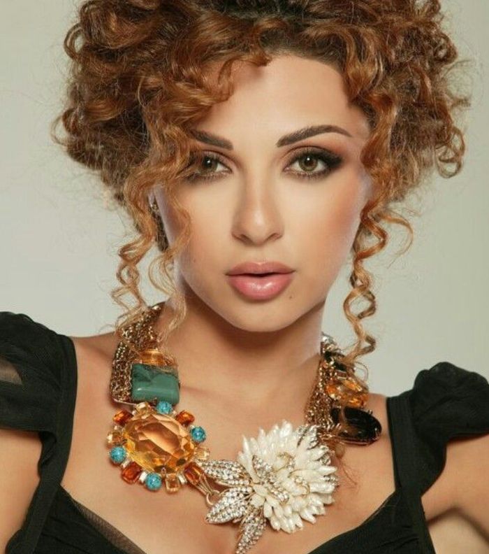 تسريحة الشعر المرفوع