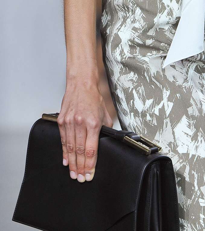 Jason Wu  والأظافر اللماعة 