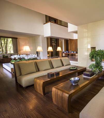 إحدى غرف المعيشة داخل منزل المصمم العالمي إيلي صعب