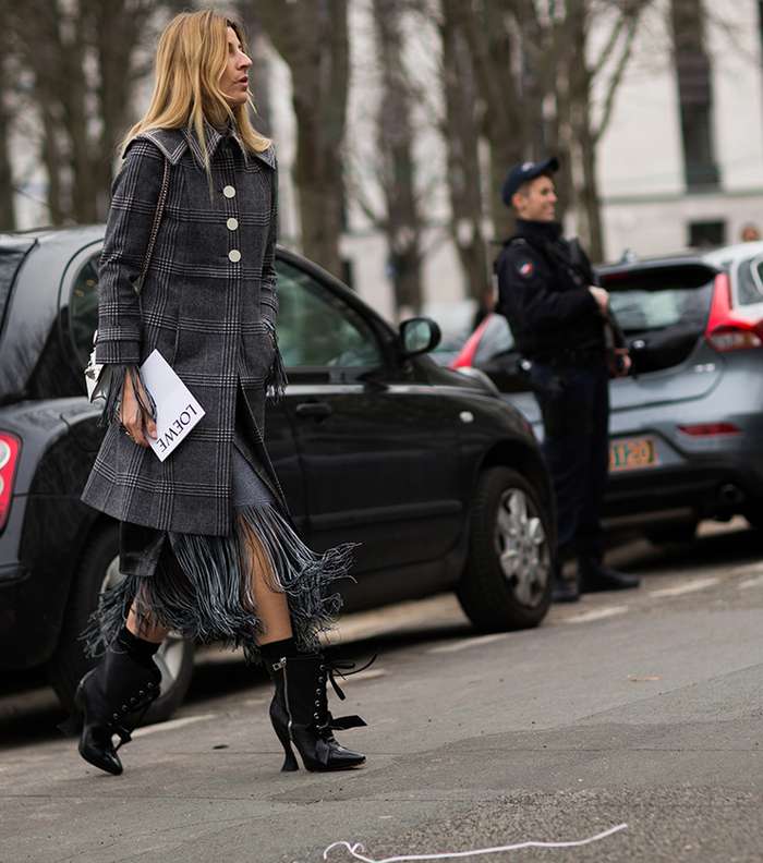 فستان باسلوب الشراشيب في شوارع باريس خلال اسبوع الموضة