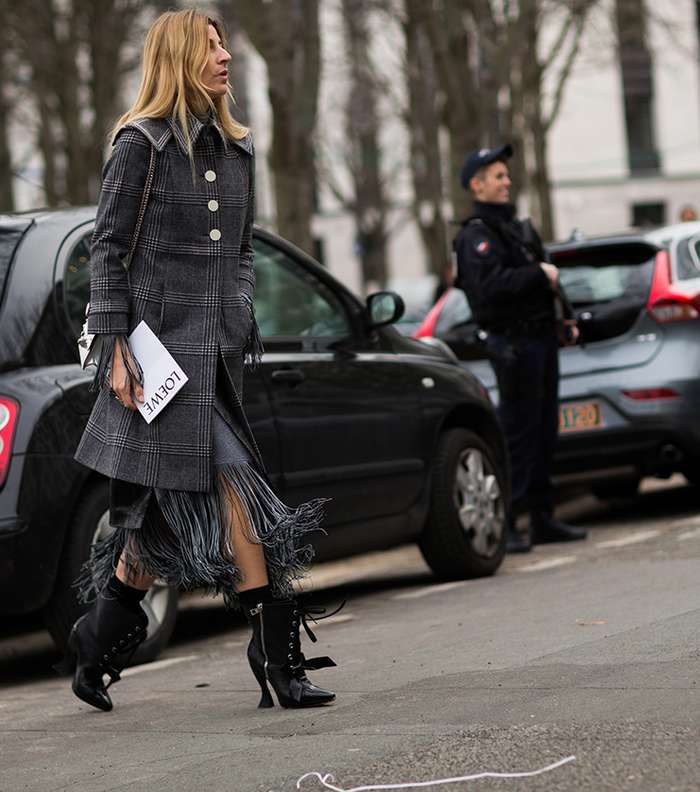 فستان باسلوب الشراشيب في شوارع باريس خلال اسبوع الموضة