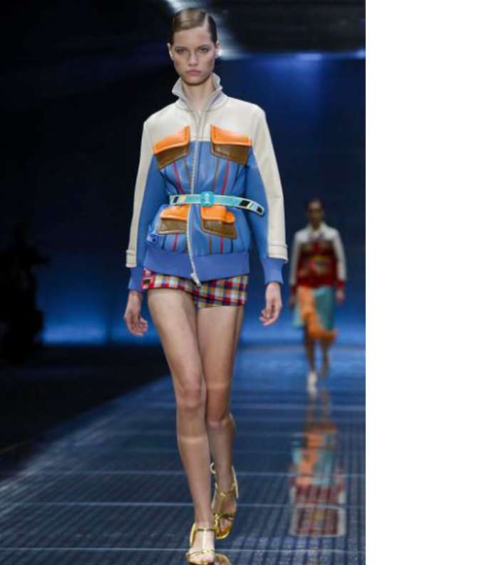 الشورت المقطع مع السترة المزينة بالحزام من برادا لصيف 2017