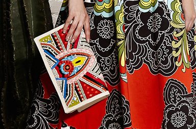 كلاتشات مطرزة بالشك من Alice & olivia لصيف 2016