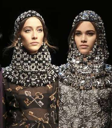 الحجاب العصري مرصّع بالأحجار الكريمة لإطلالة خريف وشتاء 2015