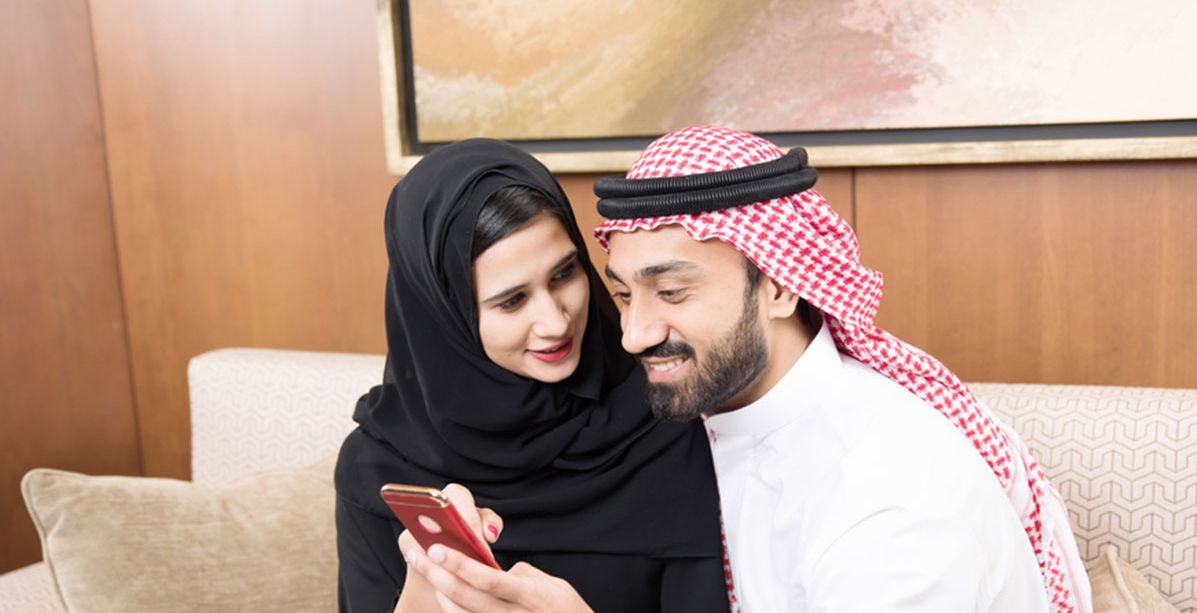 تطبيقات المواعدة والشباب السعودي: بين العصرية والخروج عن القيم