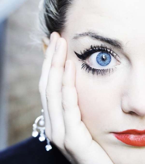 الآيلاينر الممدود والكثير من الماسكارا