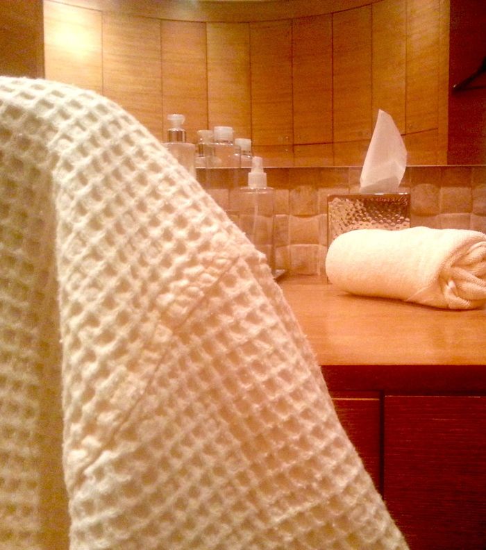 ياسمينة تستمع جلسة الـRed Flower Hammam