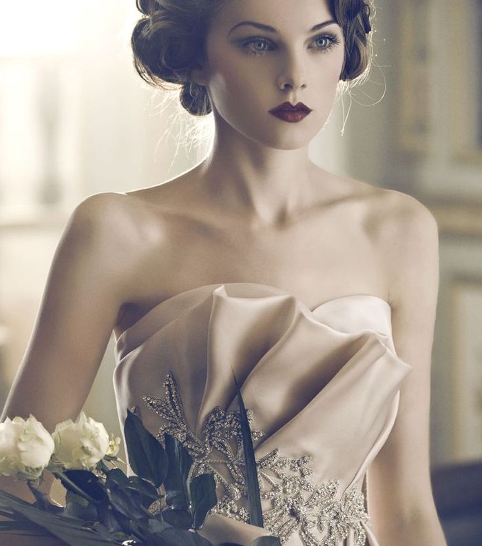 تألقي بتسرحة الريترو المرفوعة مع الغرّة!