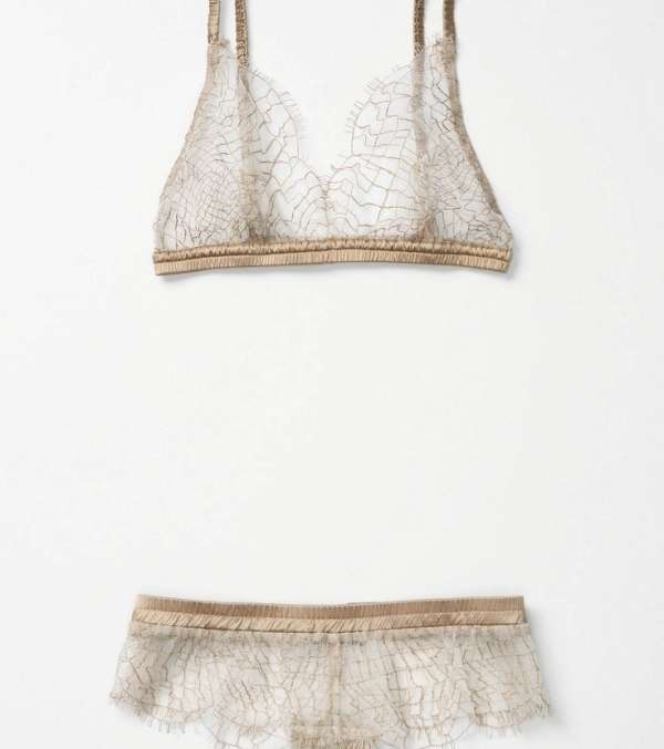 اللانجري ذات القطعتين بألونا النيود وموضة الكشكش الناعم عند الأطراف