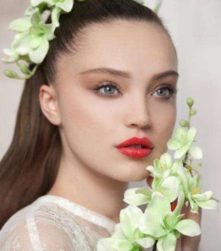 المكياج مع أحمر الشفاه