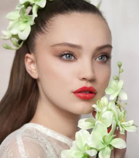 المكياج مع أحمر الشفاه