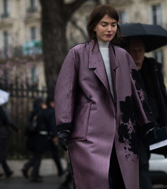 موضة المعطف المطبع بالأشكال في شوارع باريس من اليوم الأول من أسبوع الموضة الباريسي