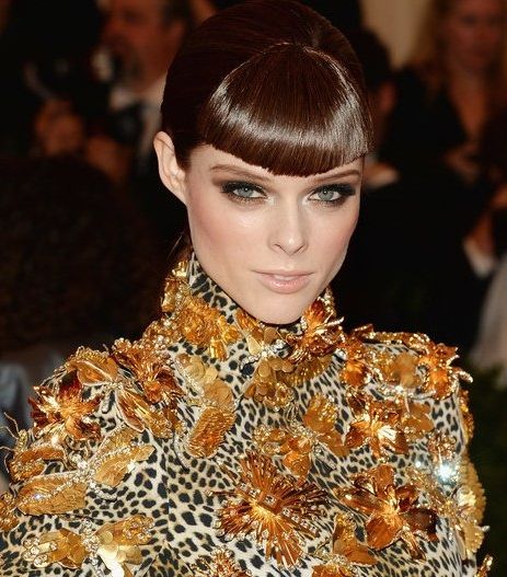 الغرّة الكثيفة وماكياج الميتاليك مع كوكا روكا