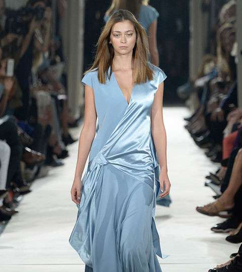 من توقيع Alexis Mabille، اختاري لصيف 2015 الفساتين الحريرية