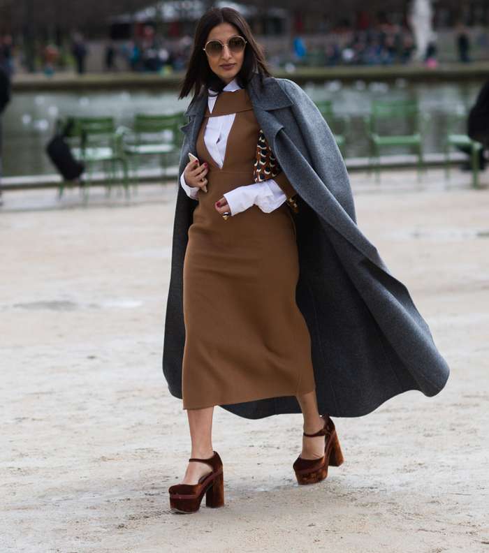 موضة الفستان متوسط الطول مع المعطف الماكسي من شوارع باريس