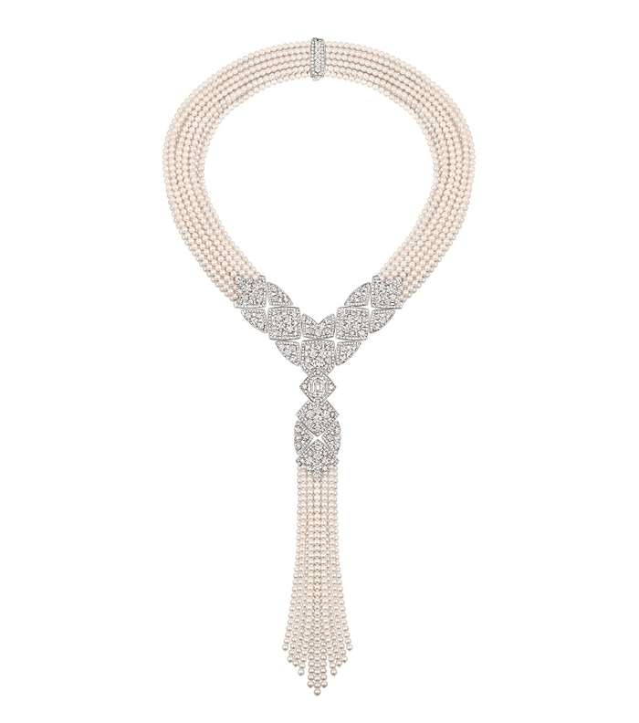 عقد مميز من اللؤلؤ من مجموعة Signature de CHANEL