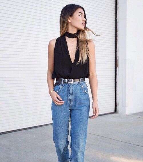 اذا كنت ترتدين الجينز بقصة الوالدة او بقصة الخصر العالي ضعي قمصانك او توباتك تحتها