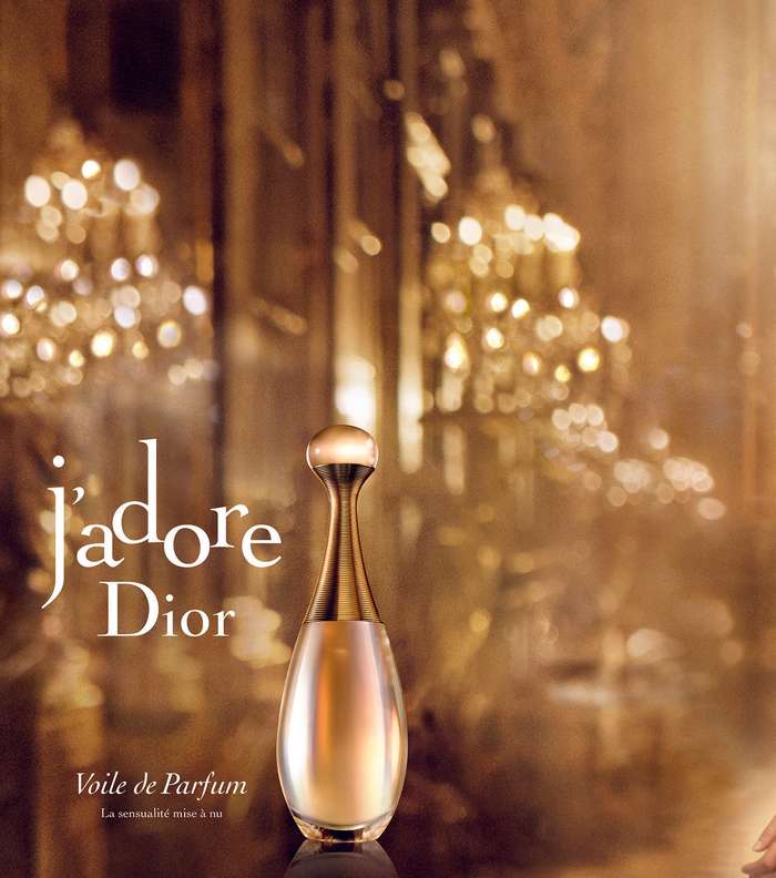 تمازج رائحة الزهور البيضاء والورد يجعل من Dior J`adore مثالياً لإطلالتك في الصيف