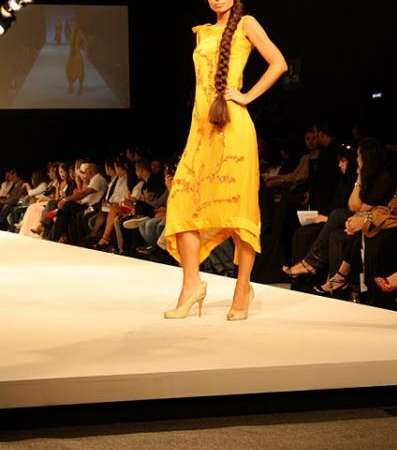 Hajra-hayat-dubai-fashion-week-2010-1.JPG