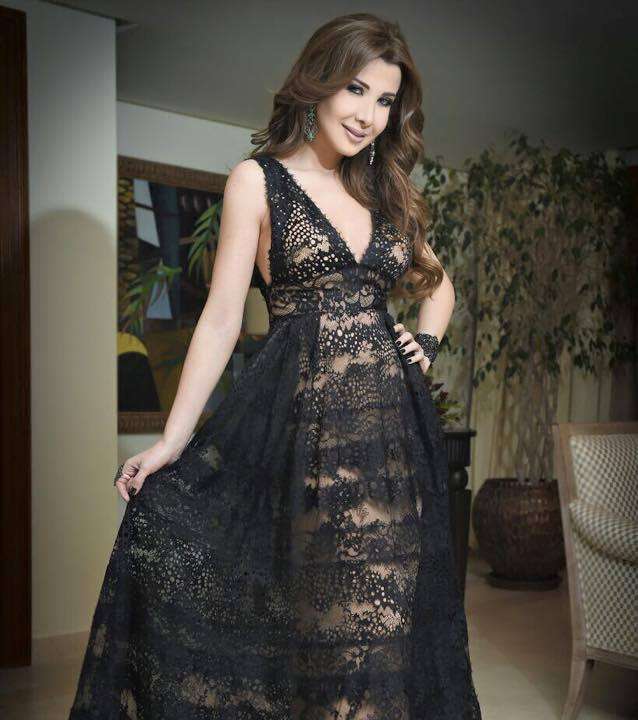نانسي تعتمد الفستان الأسود في تونس