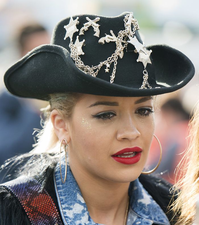 إطلالة رعاة البقر مع ريتا أورا