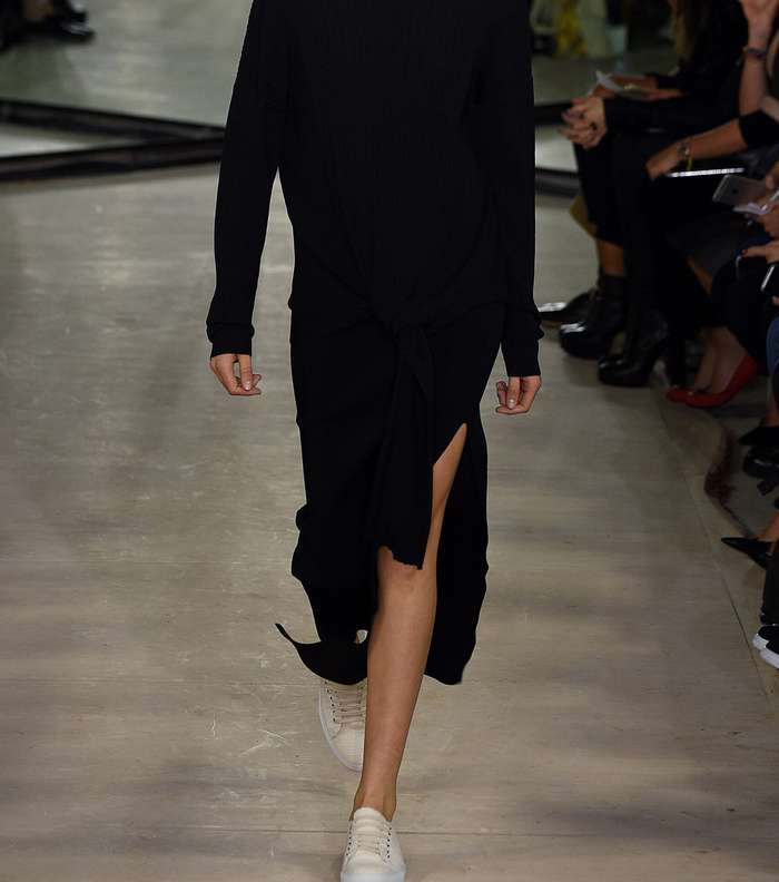 موضة الفساتين الواسعة باللون الواحد من Joseph لصيف 2016