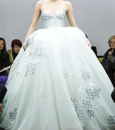 التنورة المنفوخة والتطريزات الفضيّة مع  عروس طوني يعقوب 