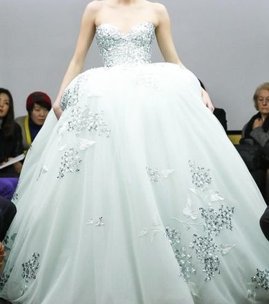 التنورة المنفوخة والتطريزات الفضيّة مع  عروس طوني يعقوب 