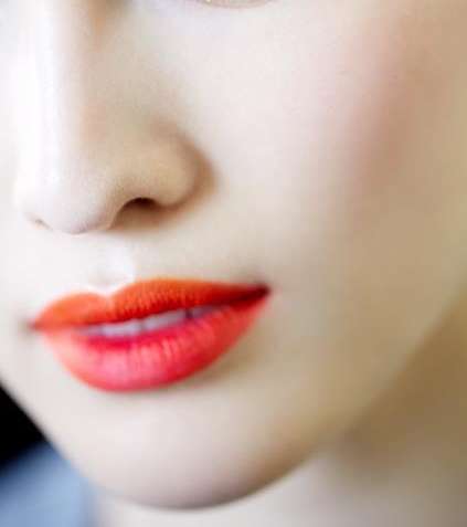 الفضي.يزيل تعب عينيك، ويمنحك إطلالة جليديّة مميّزة